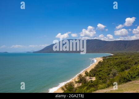 Malerische Aussicht auf den Sandstrand, die Berge und die Vegetation, wo der Daintree Regenwald auf das Korallenmeer an der Pazifikküste in E... Stockfoto