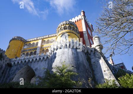 Das Schloss Palacio Da Pena auf einem Hügel mit seinen farbenfrohen Türmen und Steinmauern liegt im Sintra-Gebirge; Sintra, Bezirk Lissabon, Portugal Stockfoto