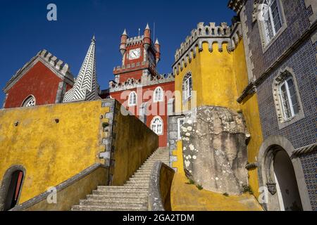 Das Schloss Palacio Da Pena auf einem Hügel mit seinen farbenfrohen Türmen und Steintreppen liegt im Sintra-Gebirge; Sintra, Bezirk Lissabon, Portugal Stockfoto