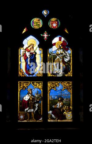 Buntglasfenster in der Kapelle auf dem Hügel des Palacio Da Pena im Sintra-Gebirge, die religiöse und historische... Stockfoto