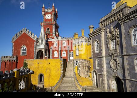 Das Schloss Palacio Da Pena auf einem Hügel mit seinen farbenfrohen Türmen und Steintreppen liegt im Sintra-Gebirge; Sintra, Bezirk Lissabon, Portugal Stockfoto