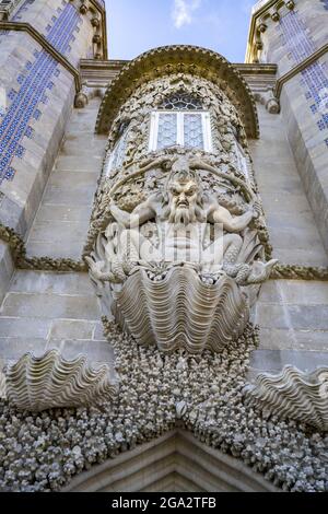 Nahaufnahme des Mauerwerks des Triton Arch mit einem mythischen, merman Wasserspeier, der den Eingang des Hügelburges des Palacio Da Pena bewacht, der sich im... Stockfoto