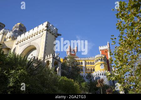 Das Schloss Palacio Da Pena auf einem Hügel mit seinen farbenfrohen Dachtürmen befindet sich in den Sintra-Bergen; Sintra, Bezirk Lissabon, Portugal Stockfoto