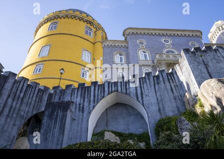 Das Schloss Palacio Da Pena auf einem Hügel mit seinen farbenfrohen Türmen und Steinmauern liegt im Sintra-Gebirge; Sintra, Bezirk Lissabon, Portugal Stockfoto