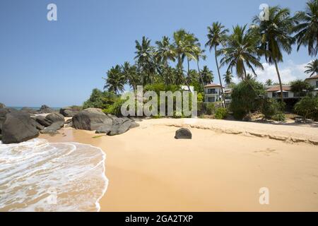 Oceanfront Beach at Kuma Beach, Teardrop Boutique Hotel near Balapitiya along the Indian Ocean; Balapitiya, Galle District, Sri Lanka Stockfoto