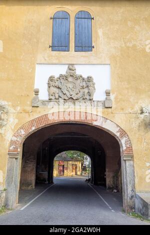 Blick durch ein Tor zum Galle Fort, dem historischen Zentrum der Provinz- und Bezirkshauptstadt der Stadt Galle an der Westküste Sri Lankas Stockfoto