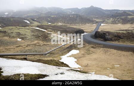 Geothermische Warmwasserleitung und Straße im ländlichen Island; Südliche Region, Island Stockfoto