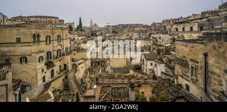 Stadtbild-Panorama der alten Höhlenwohnungen der Sassi di Matera; Matera, Basilicata, Italien Stockfoto