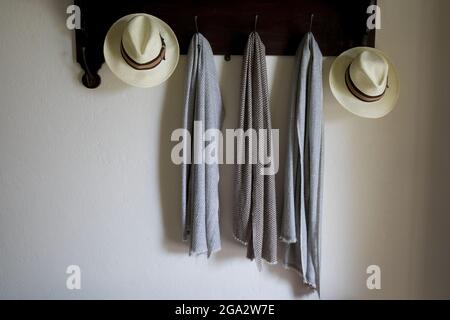 Hüte und Paschminas auf einer Garderobe an einer Wand im Nine Skies Bungalow Boutique Hotel in Demodra, Hill Country, Sri Lanka Stockfoto