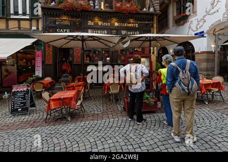 STRASSBURG, FRANKREICH, 23. Juni 2021 : Restaurant Terrassen in einer kleinen Straße des touristischen Zentrums von Straßburg. Stockfoto