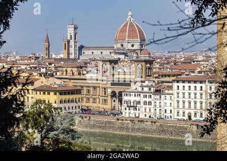 Skyline mit der berühmten roten Backsteinkuppel der Kathedrale Santa Maria del Fiore, dem Dom und dem Glockenturm von Giotto im historischen Zentrum von Florenz Stockfoto