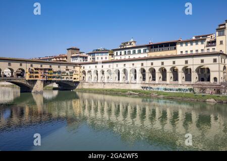 Ponte Vecchio Brücke über den Fluss Arno und den Corridoio Vasariano in Florenz, Italien; Florenz, Toscana, Italien Stockfoto