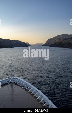 Mitternachtssonne von einem Kreuzschiff in den Fjorden; Westfjorde, Norwegen Stockfoto