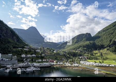 Die Touristenstadt Geiranger am Kopf des Geirangerfjords in Sunnmore; Geirangerfjord, Stranda, Norwegen Stockfoto