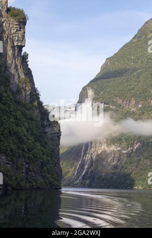 Nahaufnahme der bewaldeten Klippen mit nebligen Wolken, die die Kurve des Wasserweges umrunden, um den spektakulären Blick auf den Seven Sisters Waterfall zu sehen, ... Stockfoto