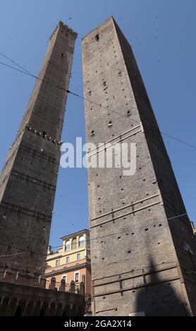 Zwei Türme, der höhere wird Asinelli genannt, während der kleinere, aber eher schiefe Turm Garisenda in Bologna, Italien, genannt wird Stockfoto