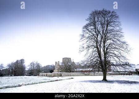 Das Hospital of St Cross und das Almshouse of Noble Poverty sowie die umliegende Winterlandschaft; Winchester, Hampshire, England Stockfoto