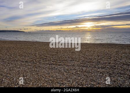 Kiesstrand bei Sonnenuntergang an der Küste Englands; England Stockfoto