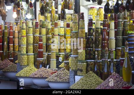 Olivenstand im Souk Ablueh von Djemaa el-Fna in der Medina von Marrakesch; Marrakesch, Marrakesch-Safi, Marokko Stockfoto