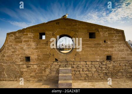 Kreisförmiges Fenster in der Wand des Sqala du Port Gehwegs zur Zitadelle von Essaouira; Essaouira, Marokko Stockfoto