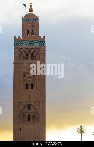 Nahaufnahme des Minaretts der Kutubiyya-Moschee des sunnitischen Islam-Glaubens aus dem 12. Jahrhundert, in der Medina von Marrakesch; Marrakesch, Marrakesch-Safi, Marokko Stockfoto