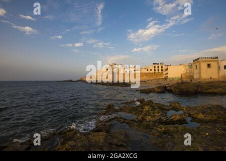 Die Küstenmauer aus dem 18.. Jahrhundert oder Skala de la Kasbah; Essaouira, Marokko Stockfoto