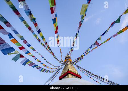 Gebetsfahnen hängen an der Spitze des größten tibetisch-buddhistischen Stupas in Nepal in Boudhanath, das hervorragend von Kathmandu ist; Kathmandu, Kathmandu, Nepal Stockfoto