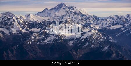 Blick auf Mount Everest/Sagarmatha aus dem Fenster von Dawn Kathmandu zum Everest Flug über den Himalaya; Himalaya, Nepal Stockfoto