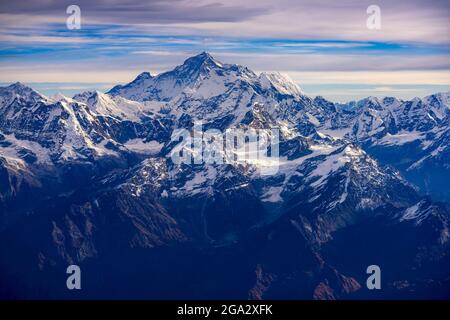 Blick auf Mount Everest/Sagarmatha aus dem Fenster von Dawn Kathmandu zum Everest Flug über den Himalaya; Himalaya, Nepal Stockfoto