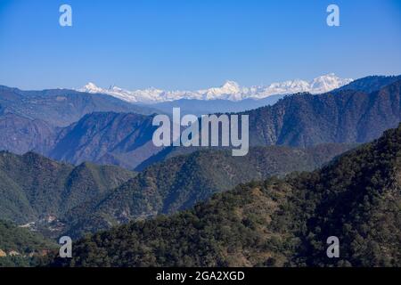 Ausläufer des Himalaya zwischen Rishikesh und Devprayag im Ganges Valley an einem sonnigen Tag; Uttarakhand, Indien Stockfoto