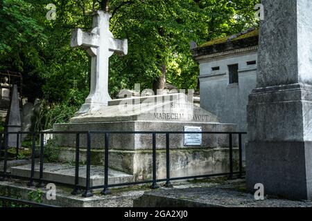 Das Grab von Louis-Nicolas Davout auf dem Friedhof Pere Lachaise, dem größten Friedhof in Paris, Frankreich. Stockfoto