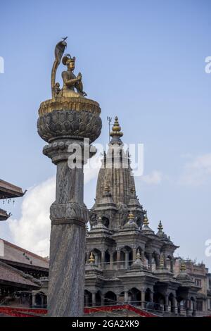 Säulenstatue von König Yoganarenda Malla im Shikhara-Stil, Krishna Mandir-Tempel im Hintergrund am Patan Durbar Square in der Altstadt von ... Stockfoto