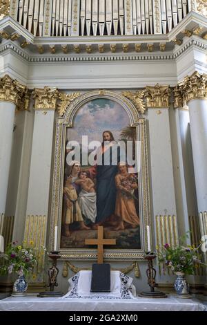 Das Innere der Sächsischen Wehrkirche Viscri, die den Altar mit einem religiösen Gemälde zeigt, fügte der Segen der Kinder von J. Paukratz in der Kirche... Stockfoto