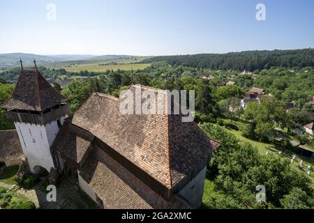 Dach der Viscri befestigte sächsische Kirche und Überblick über das Dorf; Viscri, Brasov County, Siebenbürgen, Rumänien Stockfoto