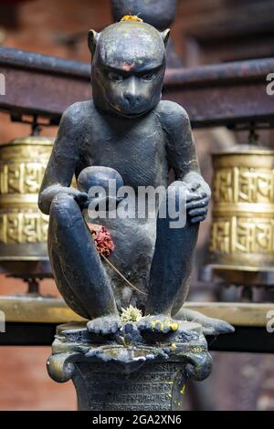 Messing Affen Figur in Kwa Bahal Golden Temple in der Altstadt von Patan oder Lalitpur im zwölften Jahrhundert von König Bhaskar Varman in der Kath... Stockfoto