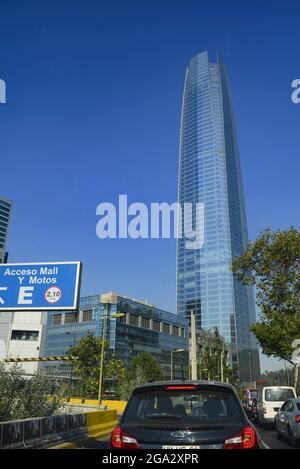 Costanera Tower, das höchste Gebäude Südamerikas, im belebten Zentrum von Santiago de Chile; Santiago, Chile Stockfoto