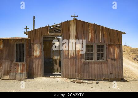 100 Jahre alte Kirche im Bergbaudorf in der Atacama Wüste im Norden Chiles; Humberstone, Chile Stockfoto