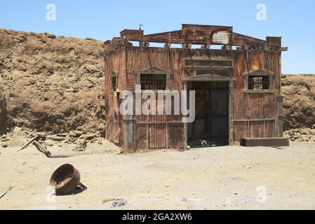 100 Jahre altes Geschäft in einem ehemaligen Bergbaudorf in der Atacama Wüste im Norden Chiles; Humberstone, Chile Stockfoto