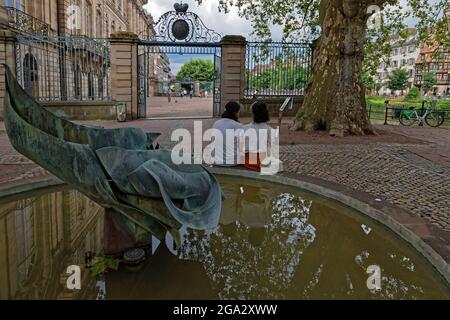 STRASSBURG, FRANKREICH, 23. Juni 2021 : Skulptur in einem Park der Kais des Ill im Stadtzentrum von Straßburg in der Nähe des Palais Rohan. Stockfoto