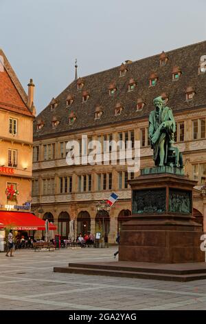 STRASSBURG, FRANKREICH, 23. Juni 2021 : Place Gutenberg und Statue des Druckers Johannes Gutenberg, hält in seinen Händen eine Schriftrolle. Stockfoto