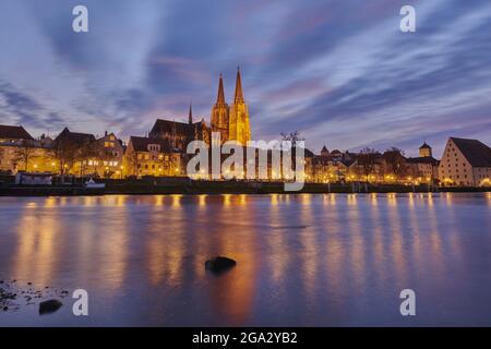 Blick über die Donau mit dem gotischen Petersdom vom Marc​-Aurel-Ufer in der Altstadt von Regensburg in der Abenddämmerung Stockfoto