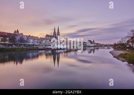 Blick über die Donau mit der alten Steinbrücke aus dem 12. Jahrhundert in der Ferne und dem gotischen Petersdom vom Marc​-Aurel-Shor... Stockfoto