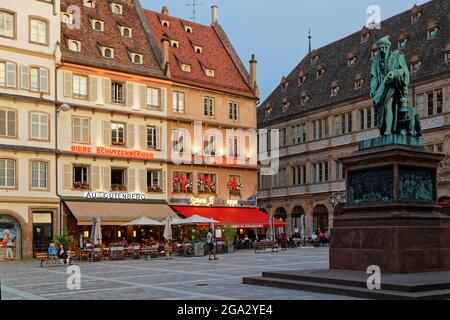 STRASSBURG, FRANKREICH, 23. Juni 2021 : Place Gutenberg und Statue des Druckers Johannes Gutenberg, hält in seinen Händen eine Schriftrolle. Stockfoto