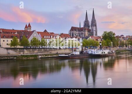 Blick über die Donau mit Dampfbooten, die am Flussufer anlegen, und die gotische Kathedrale St. Peter vom Marc​-Aurel-Ufer in der... Stockfoto