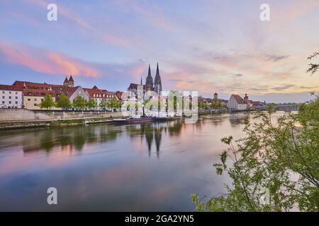 Blick über die Donau mit der alten Steinbrücke aus dem 12. Jahrhundert in der Ferne und dem gotischen Petersdom vom Marc​-Aurel-Shor... Stockfoto