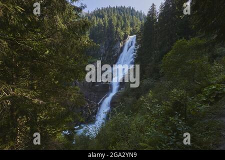 Krimmler Wasserfälle, die im Schatten den Berg hinunter stürzen; Salzburg, Österreich Stockfoto