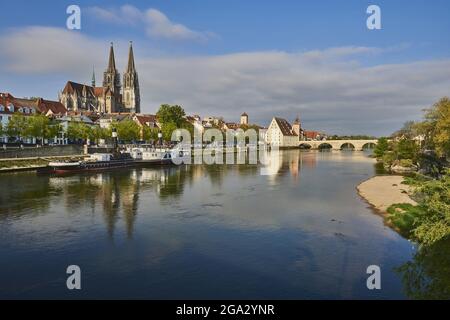 Blick über die Donau mit der alten Steinbrücke aus dem 12. Jahrhundert in der Ferne und dem gotischen Petersdom vom Marc​-Aurel-Shor... Stockfoto