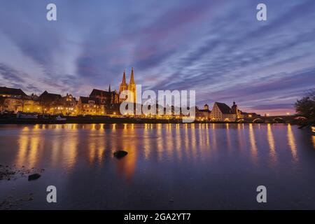 Blick über die Donau mit der alten Steinbrücke aus dem 12. Jahrhundert in der Ferne und dem gotischen Petersdom vom Marc​-Aurel-Shor... Stockfoto