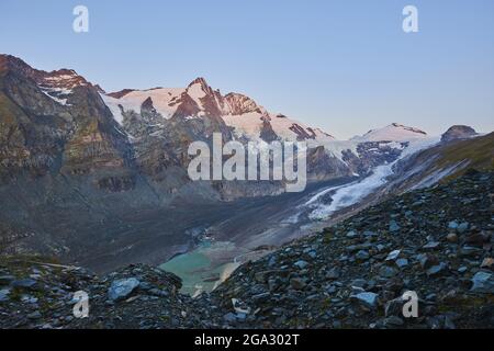 Großglockner mit Gletscher Pasterze vom Gamsgrubenweg, Franz-Joseph-Höhe am frühen Morgen; Kärnten (Kärnten), Österreich Stockfoto