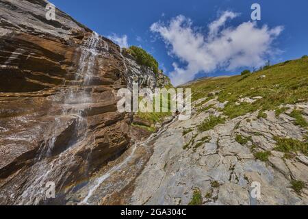 Wasserfall an der Hochalpenstraße (Hochalpenstraße) bei Kaiser-Franz-Josefs-Höhe; Kärnten (Kärnten), Österreich Stockfoto